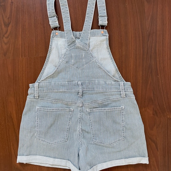 Pinstriped shorteralls - Picture 2 of 3